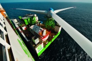 Aufbau des Offshore-Windparks alpha ventus: : Gondelmontage an einer Windkraftanlage Repower 5M (AV6)
